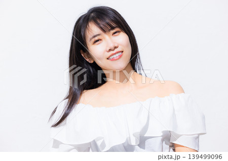 振り向く女性 139499096