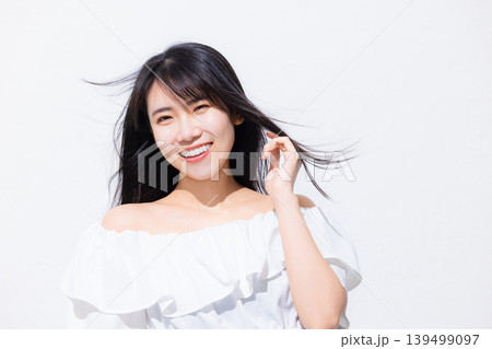 振り向く女性 139499097