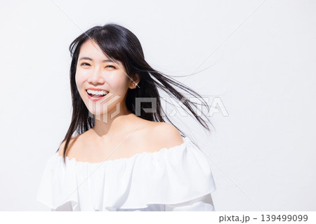 振り向く女性 139499099