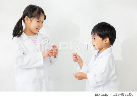 試験管を持つ子供 試験管を持つ子供 139499106