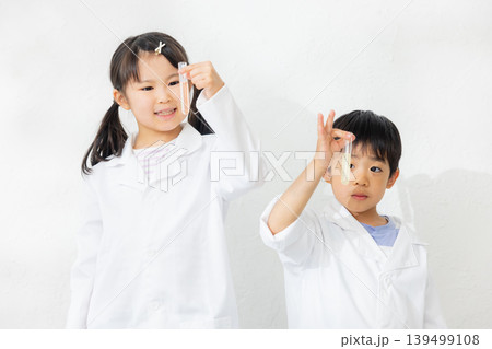 試験管を持つ子供　 139499108