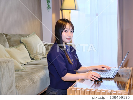 穏やかな自分時間。リラックスした空間でインターネットや趣味を楽しむ女性の日常 穏やかな自分時間。リラックスした空間でインターネットや趣味を楽しむ女性の日常 139499150