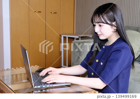 穏やかな自分時間。リラックスした空間でインターネットや趣味を楽しむ女性の日常 穏やかな自分時間。リラックスした空間でインターネットや趣味を楽しむ女性の日常 139499169
