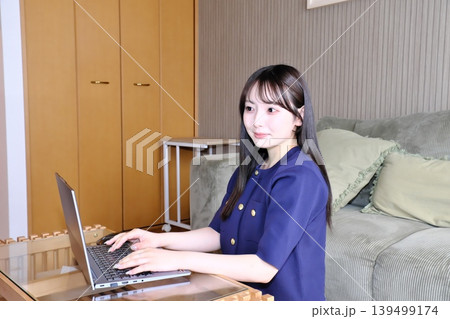 穏やかな自分時間。リラックスした空間でインターネットや趣味を楽しむ女性の日常 穏やかな自分時間。リラックスした空間でインターネットや趣味を楽しむ女性の日常 139499174