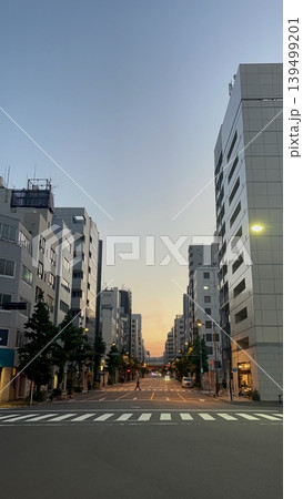 夕方の東京岩本町の街並みを望む 139499201