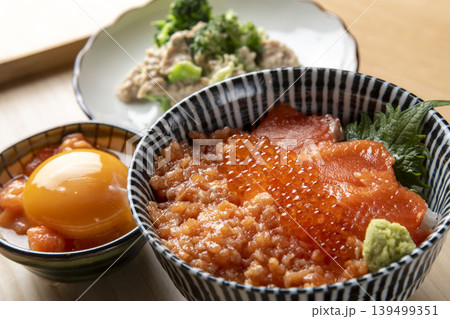 いくら丼と卵かけご飯 139499351