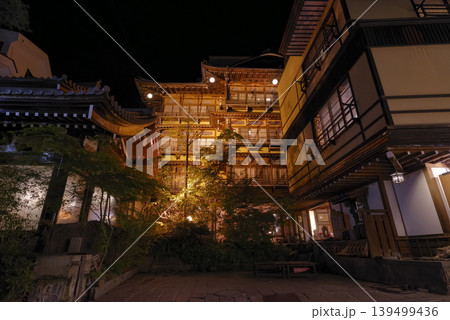 長野県の歴史ある金具屋旅館の夜景 長野県の歴史ある金具屋旅館の夜景 139499436