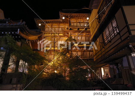 長野県の歴史ある金具屋旅館の夜景 139499437