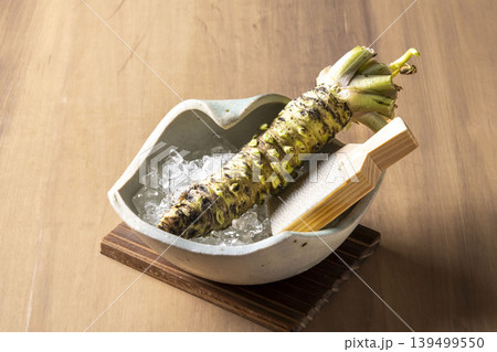 器に盛った山わさびとすりおろし器・高級感のある和の食材 器に盛った山わさびとすりおろし器・高級感のある和の食材 139499550