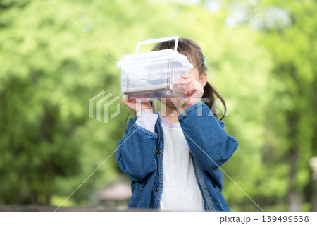 カブトムシなどの虫を捕まえて昆虫採集、楽しいワクワクする女の子、夏休みの体験や自由研究顔無し カブトムシなどの虫を捕まえて昆虫採集、楽しいワクワクする女の子、夏休みの体験や自由研究顔無し 139499638