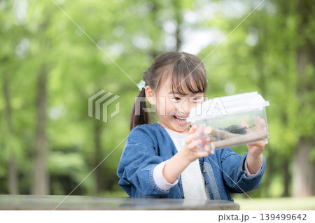 カブトムシなどの虫を捕まえて昆虫採集、楽しいワクワクする女の子、夏休みの体験や自由研究 カブトムシなどの虫を捕まえて昆虫採集、楽しいワクワクする女の子、夏休みの体験や自由研究 139499642
