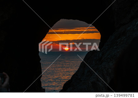 田原市の日出の石門から見る日の出の風景(愛知県) 田原市の日出の石門から見る日の出の風景(愛知県) 139499781