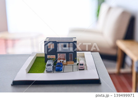 部屋に置かれた住宅模型 部屋に置かれた住宅模型 139499971