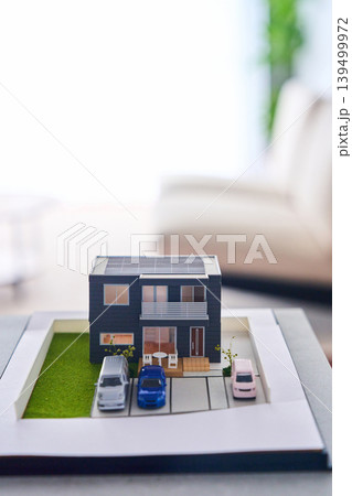 部屋に置かれた住宅模型 部屋に置かれた住宅模型 139499972