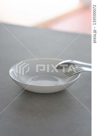 テーブルの上に置かれた白い食器とカトラリー テーブルの上に置かれた白い食器とカトラリー 139500072