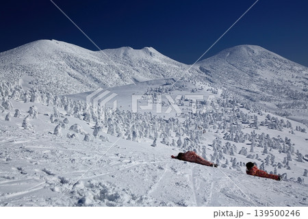 樹氷の美しい雪の八甲田 樹氷の美しい雪の八甲田 139500246