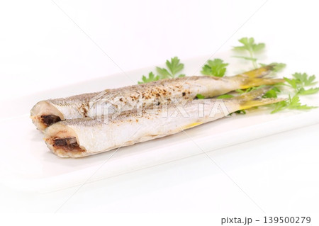 カマスの塩焼き 魚料理 明るい背景 カマスの塩焼き 魚料理 明るい背景 139500279