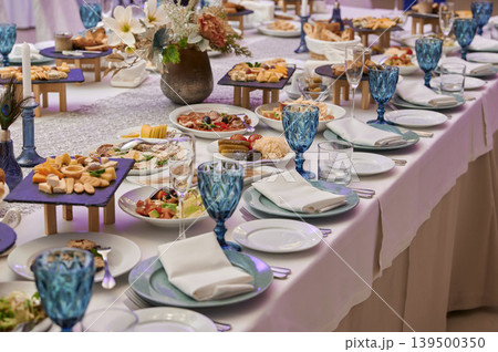 Elegant banquet table setting Elegant banquet table setting 139500350