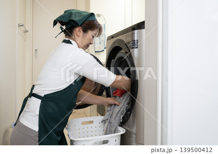 洗濯物を入れる家事代行の女性 洗濯物を入れる家事代行の女性 139500412