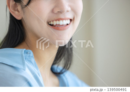 ホワイトニング 女性 ホワイトニング 女性 139500491