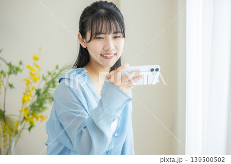 スマホで動画を観る女 スマホで動画を観る女 139500502