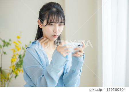 スマホで動画を観る女 スマホで動画を観る女 139500504