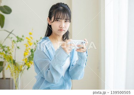 スマホで動画を観る女 スマホで動画を観る女 139500505