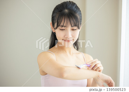 ボディケアする若い女性 ボディケアする若い女性 139500523