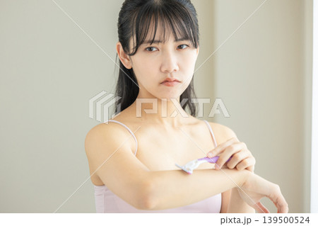 ボディケアをする若い女性 ボディケアをする若い女性 139500524