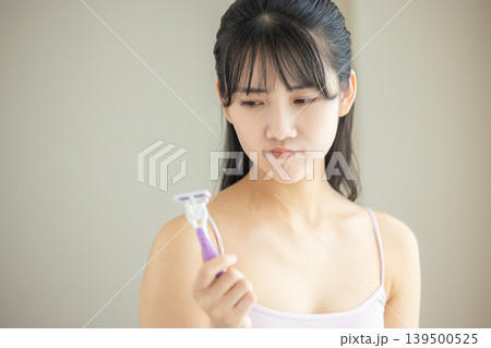 ボディケアをする若い女性 139500525