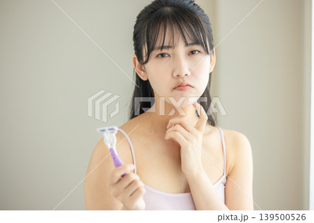 脱毛するか悩む女性 脱毛するか悩む女性 139500526