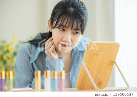 鏡を見ている若い女性 139500537