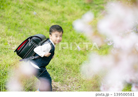 ランドセルを背負った小学生の男の子 ランドセルを背負った小学生の男の子 139500581