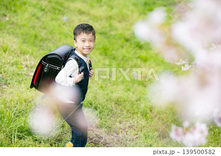 ランドセルを背負った小学生の男の子 ランドセルを背負った小学生の男の子 139500582