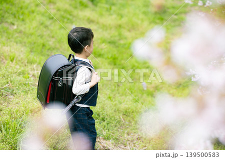 ランドセルを背負った小学生の男の子 ランドセルを背負った小学生の男の子 139500583