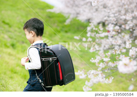 ランドセルを背負った小学生の男の子 ランドセルを背負った小学生の男の子 139500584