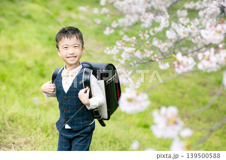 ランドセルを背負った小学生の男の子 139500588