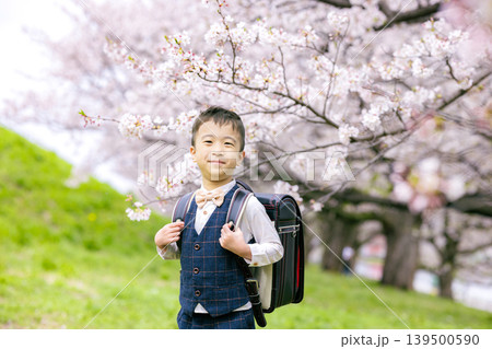 ランドセルを背負った小学生の男の子 ランドセルを背負った小学生の男の子 139500590