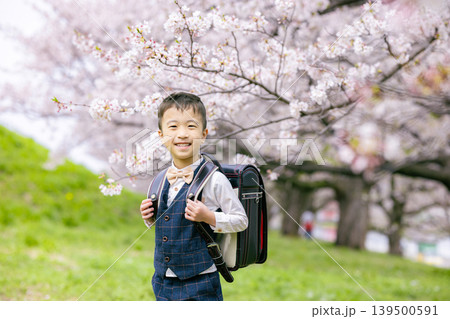 ランドセルを背負った小学生の男の子 ランドセルを背負った小学生の男の子 139500591