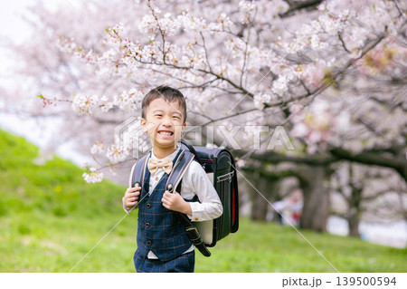 ランドセルを背負った小学生の男の子 ランドセルを背負った小学生の男の子 139500594