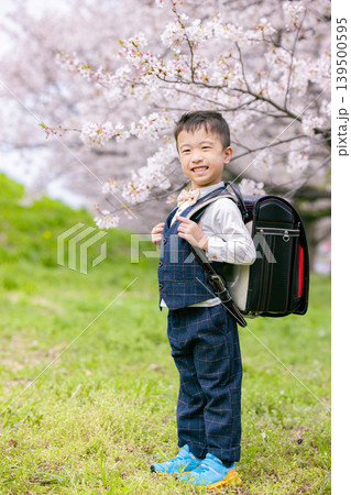 ランドセルを背負った小学生の男の子 ランドセルを背負った小学生の男の子 139500595