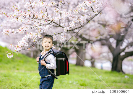 ランドセルを背負う男の子 ランドセルを背負う男の子 139500604