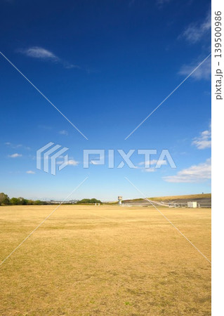 冬の朝の芝生のサッカー場のある江戸川河川敷風景 冬の朝の芝生のサッカー場のある江戸川河川敷風景 139500986