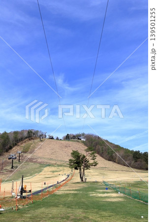 山の上まであるジップラインのケーブル 山の上まであるジップラインのケーブル 139501255