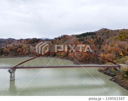 <鳥瞰>赤い橋と紅葉の山と湖に映る景色 <鳥瞰>赤い橋と紅葉の山と湖に映る景色 139501387