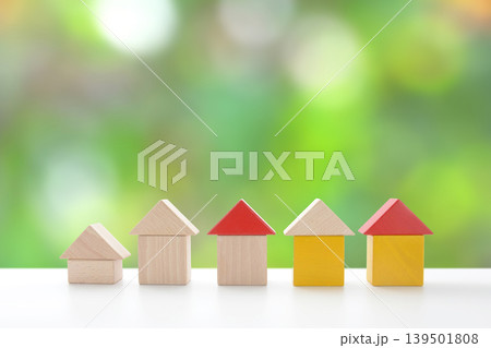 グリーンの背景と積み木の家―ZEH住宅やGX志向型住宅イメージ 139501808