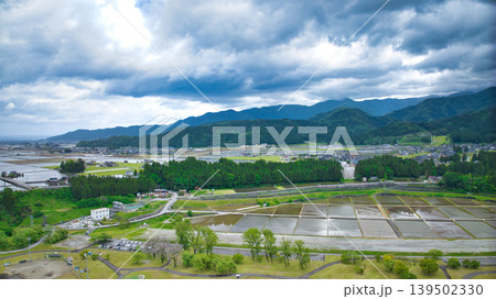 曇天の五月、雨が降り出しそうな黒部川扇状地と愛本橋や公園などの周辺の施設の様子 曇天の五月、雨が降り出しそうな黒部川扇状地と愛本橋や公園などの周辺の施設の様子 139502330