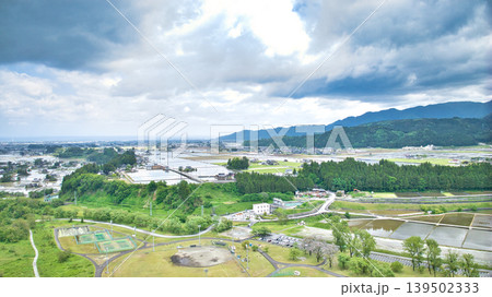 曇天の五月、雨が降り出しそうな黒部川扇状地と愛本橋や公園などの周辺の施設の様子 曇天の五月、雨が降り出しそうな黒部川扇状地と愛本橋や公園などの周辺の施設の様子 139502333