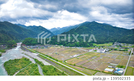 曇天の五月、雨が降り出しそうな黒部川扇状地と愛本橋や公園などの周辺の施設の様子 曇天の五月、雨が降り出しそうな黒部川扇状地と愛本橋や公園などの周辺の施設の様子 139502335