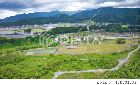 曇天の五月、雨が降り出しそうな黒部川扇状地と愛本橋や公園などの周辺の施設の様子 曇天の五月、雨が降り出しそうな黒部川扇状地と愛本橋や公園などの周辺の施設の様子 139502338
